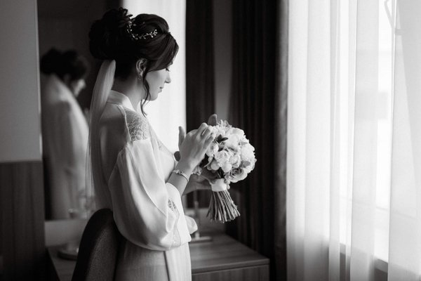 Quelles sont les étapes pour créer un chatbot personnalisé en utilisant Python ?