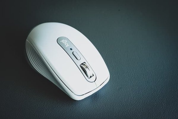 Comment choisir une souris verticale pour réduire les douleurs du poignet lors de l'utilisation intensive d'un ordinateur?