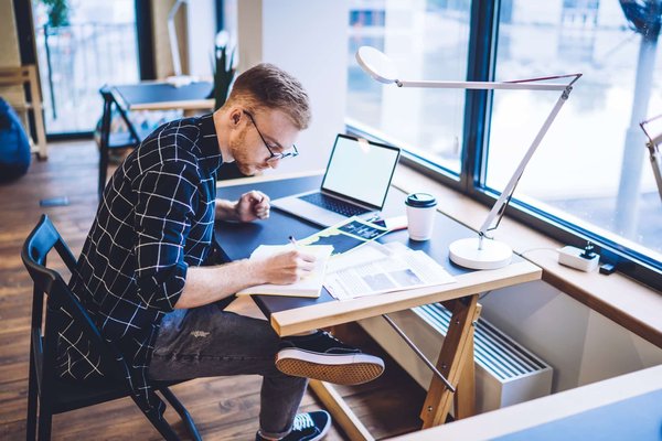 Comment un jeu sur mobile peut-il enseigner les fondamentaux de l'économie à travers le gameplay?