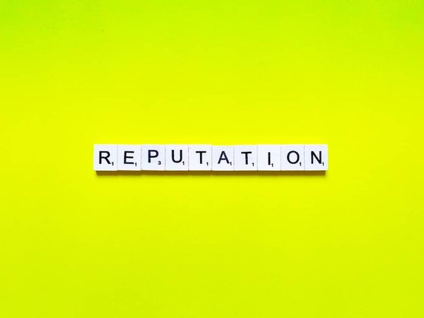 Quelles stratégies pour gérer efficacement les crises de réputation en ligne pour un hôtel de charme?